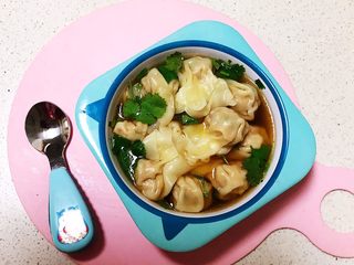 32、宝宝健康食谱  小金鱼虾仁猪肉抄手,小金鱼虾仁猪肉抄手像一条条灵动的小金鱼，鲜香适宜，低油少盐，一点都不油腻，非常适合宝宝食用~