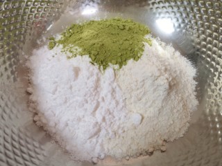 1、水晶蒸饺,将中筋面粉、澄粉和菠菜粉放在一起混合均匀。 