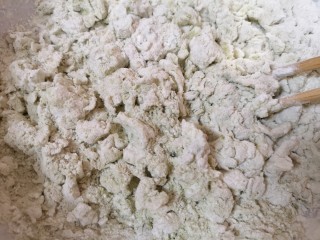 2、水晶蒸饺,加入热水用筷子搅拌成絮状。 