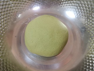 3、水晶蒸饺,揉成面团盖上保鲜膜饧半个小时。 
