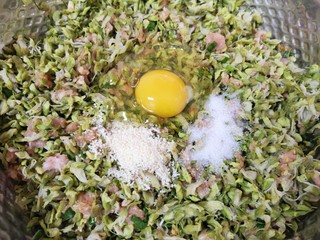 6、水晶蒸饺,放盐、鸡精和香油，再打入一个鸡蛋搅拌均匀。 