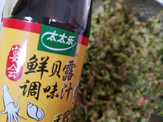 7、水晶蒸饺,最后放鲜贝露调味汁搅拌均匀，饺子馅就完成了。 