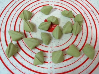 8、水晶蒸饺,饧好的面团揉一下，搓成长条状切成小剂子。 