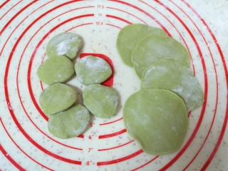 9、水晶蒸饺,将小剂子压扁，擀成蒸饺皮。 