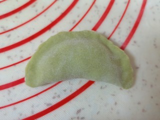 10、水晶蒸饺,取一个蒸饺皮放上槐花馅，将边缘捏紧。