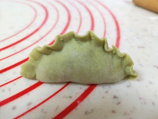 11、水晶蒸饺,用食指和大拇指稍微用劲搓一下捏出花边。 