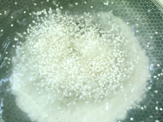 4、紫薯西米露,水开后放入西米露