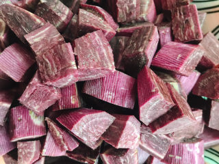 10、紫薯西米露,切成块