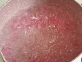 4、缤纷水果西米露,中途用勺子搅拌，防止粘锅底