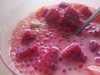 13、缤纷水果西米露,吃的时候要混合后，让西米吸收椰汁后再吃更有味道