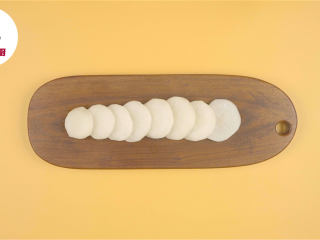 1、关东煮汤底轻松调,白萝卜半根去皮切片，中间切十字刀