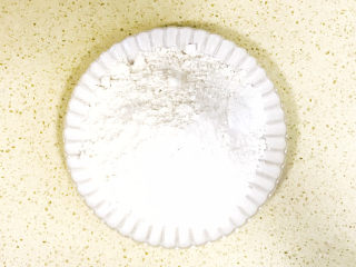 2、香蕉核桃蛋糕,面粉和泡打粉、小苏打混合均匀，称量出来