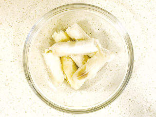 3、香蕉核桃蛋糕,香蕉一定要用熟透的，才够甜度