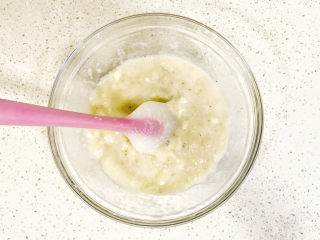 4、香蕉核桃蛋糕,香蕉去皮后，用刮刀压成香蕉泥，不需要太细腻，最好有颗粒状，吃起来才有嚼劲