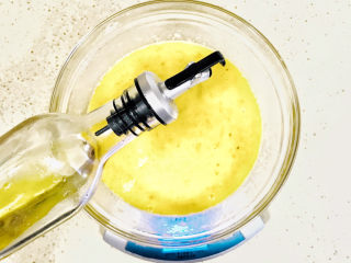 7、香蕉核桃蛋糕,加入玉米油，搅拌均匀