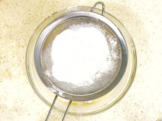 11、香蕉核桃蛋糕,此时可以将粉类过筛加入液体材料