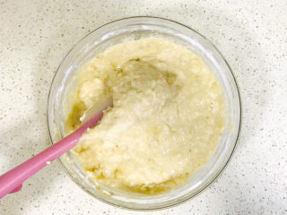 13、香蕉核桃蛋糕,搅拌好的状态是可以流动的