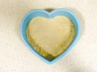 15、香蕉核桃蛋糕,将蛋糕液体加入模具中，振一下模具，使之排出气泡