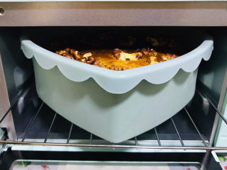 17、香蕉核桃蛋糕,送进烤箱，170度，50分钟左右就可以烤熟了