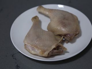 4、酱鸭腿,随后捞出，清理掉血水浮沫，控干水份待用