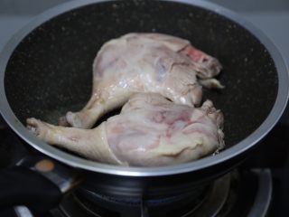 7、酱鸭腿,锅里放少许油，烧热后将鸭腿皮朝下煎制