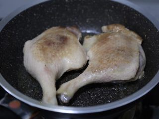 8、酱鸭腿,煎至金黄微焦后反转煎另外一面