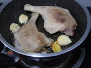 9、酱鸭腿,接着放入姜蒜，煎炒出香味