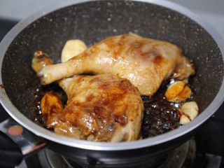 11、酱鸭腿,翻炒至上色