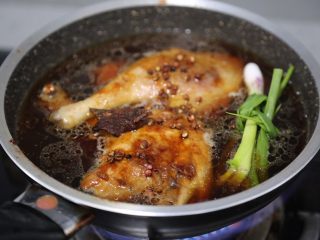 13、酱鸭腿,放入花椒桂皮和葱结