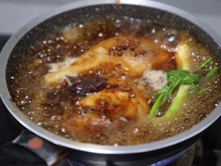 15、酱鸭腿,大火煮开再转小火，焖煮约40分钟