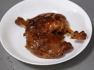 18、酱鸭腿,收汁至浓稠后捞出鸭腿，放置温热