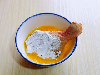 10、好吃不胖~无油低脂零失败的奥尔良面包糠烤鸡腿,再放入蛋液器具中,两面浸泡30秒,使鸡腿均匀粘满蛋液。