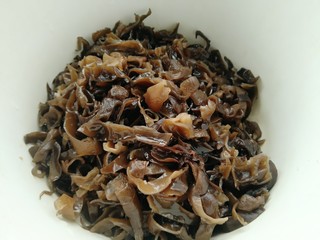 4、木耳包菜煎饼,木耳去根部切成丝