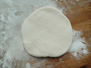 17、木耳包菜煎饼,撒上面粉擀成面皮状