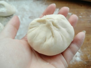 18、木耳包菜煎饼,放入馅料包成包子形状锁口收紧