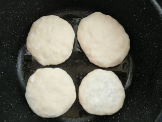 21、木耳包菜煎饼,热锅刷油放入饼小火煎制