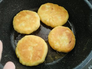 23、木耳包菜煎饼,大概两分钟换另一面煎制