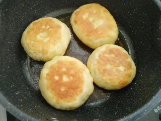 24、木耳包菜煎饼,煎制两面金黄即可，重复21-23步骤把饼全部煎制完成