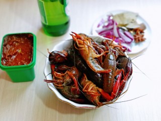 3、蒜香小龙虾,大蒜去皮，洋葱切好，准备好所有食材。