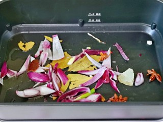 5、蒜香小龙虾,起油锅，加入切好的蒜，洋葱及香料煸炒出香味。