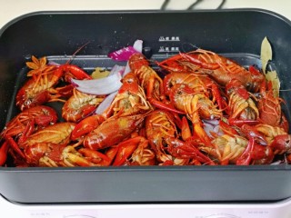 6、蒜香小龙虾,把焯水的龙虾倒入锅中翻炒。