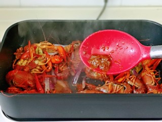 7、蒜香小龙虾,加入豆瓣酱。