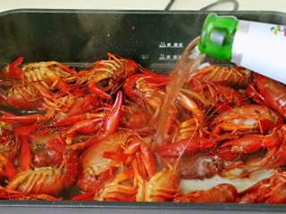 8、蒜香小龙虾,再加入啤酒。(如果量多可以加入少量纯净水)