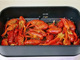 11、蒜香小龙虾,15分钟后打开盖子，加入白砂糖提鲜，将美食锅断电。