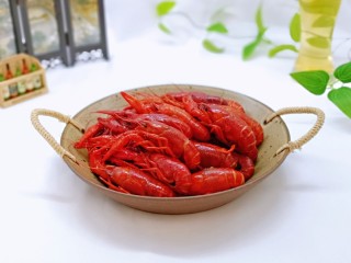 12、蒜香小龙虾,盛出装盘。卫生又好吃的小龙虾完成啦！