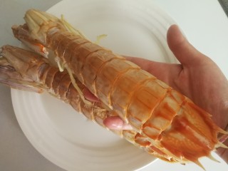 1、椒盐富贵虾～椒盐做法,超级大的皮皮虾。我的手一个半，平时椒盐都需要过油，我今天没过油。蒸了八分钟。也很好吃就是皮不是酥脆的哈，不过这样很健康