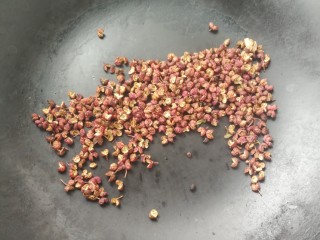 2、椒盐富贵虾～椒盐做法,花椒放锅里炒香