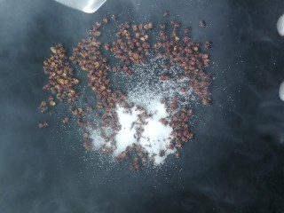 3、椒盐富贵虾～椒盐做法,闻到香味关火放盐，用余温把盐炒至发黄