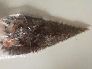 4、椒盐富贵虾～椒盐做法,装入口袋拿擀面杖擀碎，也可以用料理机