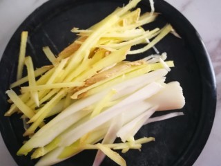 6、椒盐富贵虾～椒盐做法,葱姜切丝